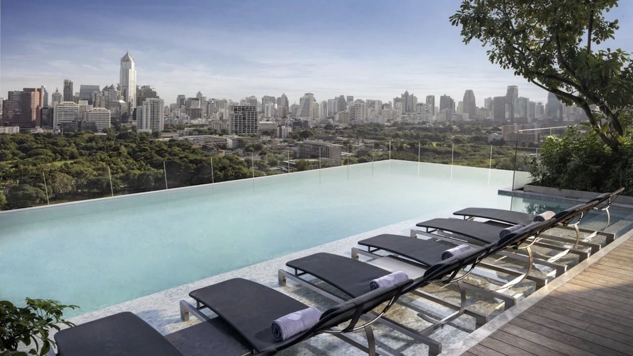 infinity pool at so sofitel bangkok