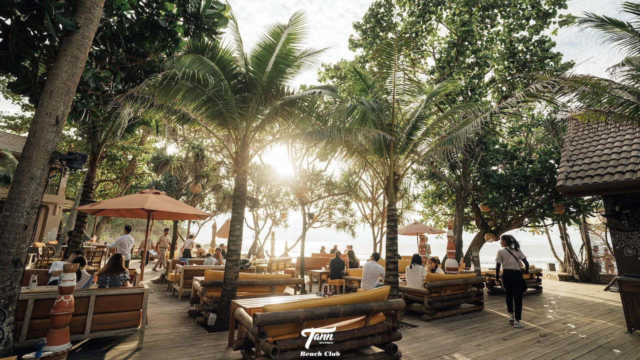 dining area surronded with palm trees at tann terrace phuket