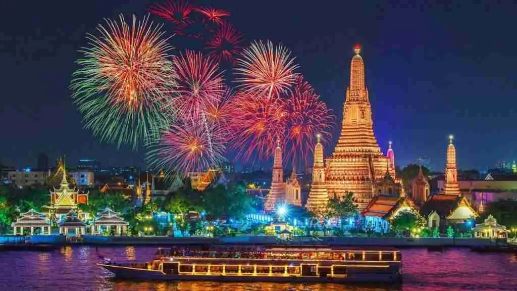 dinner cruise on the Chao Phraya with fireworks over Wat Arun temple