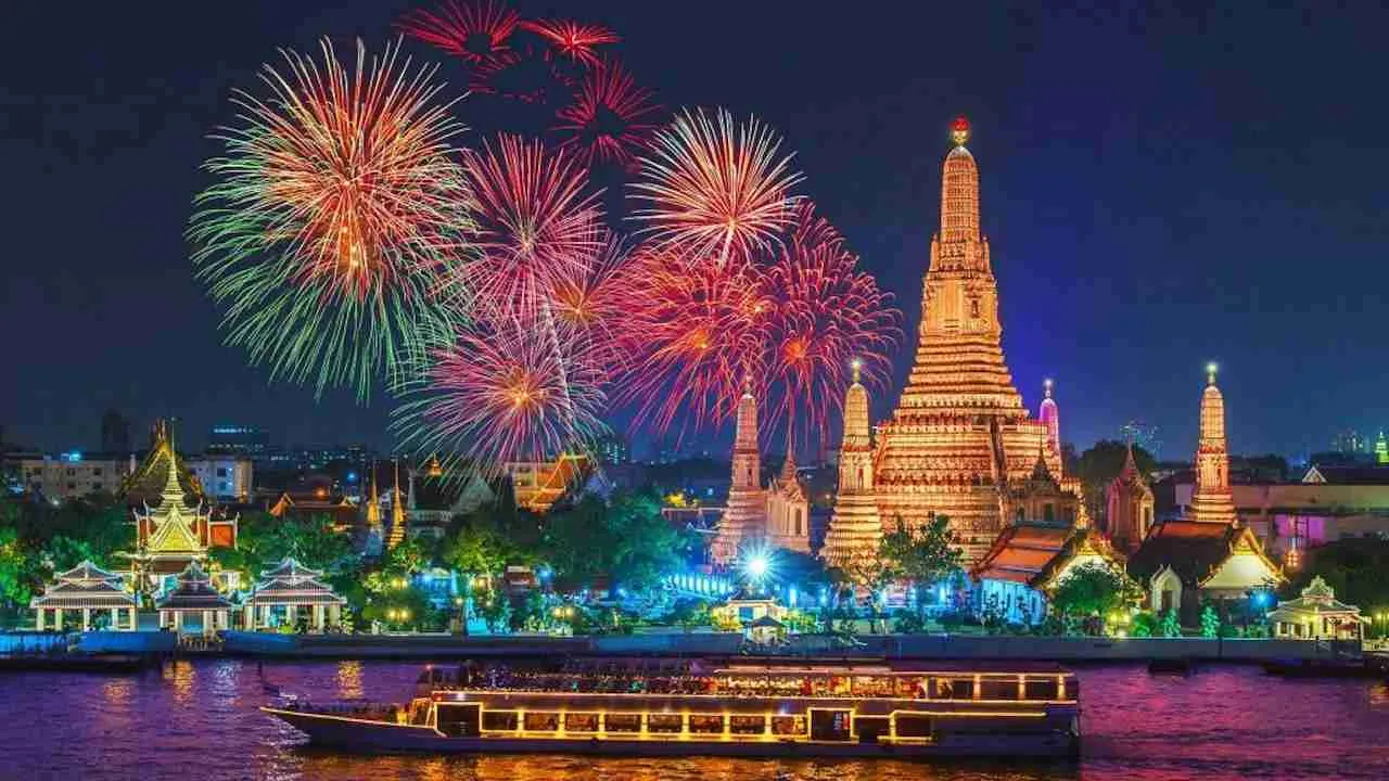 dinner cruise on the Chao Phraya with fireworks over Wat Arun temple