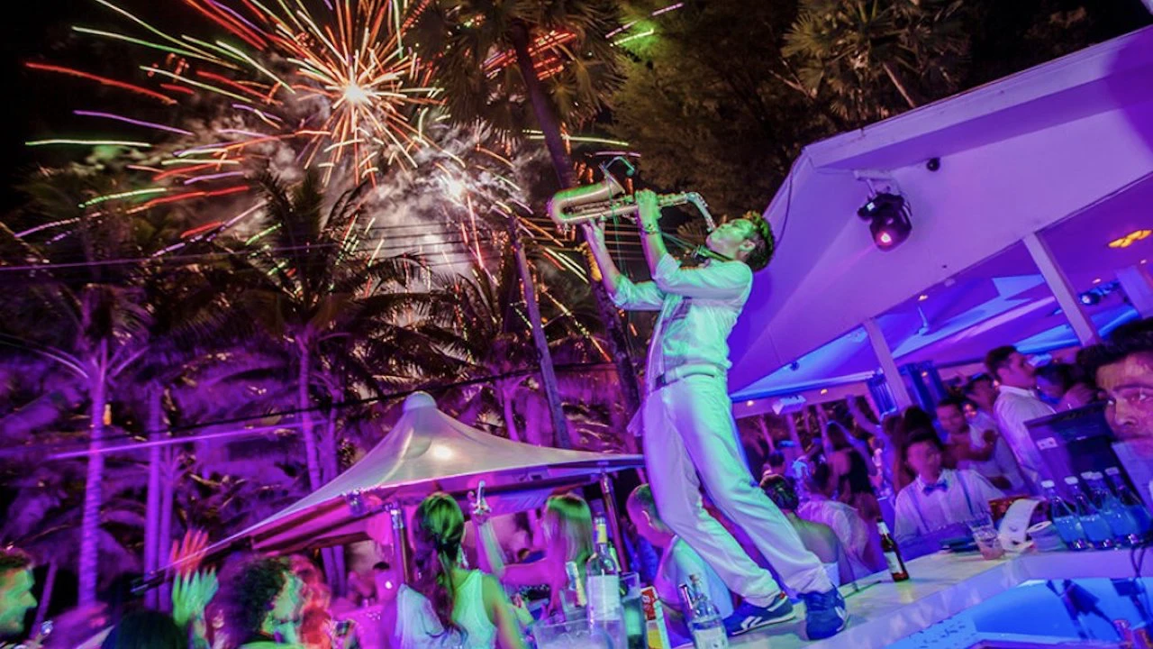 musician playing saxophone at catch beach club