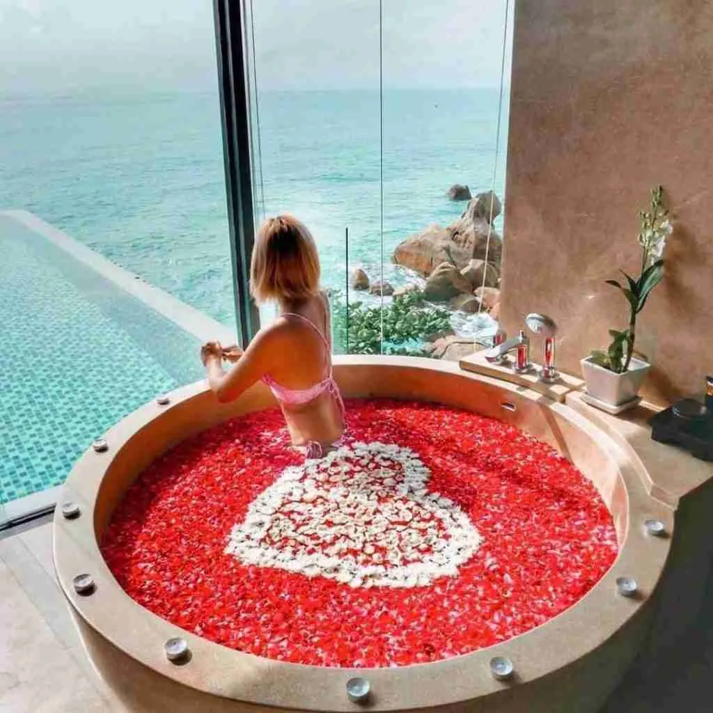 hot tub with a heart bath at Silavadee pool spa and resort in Koh Samui