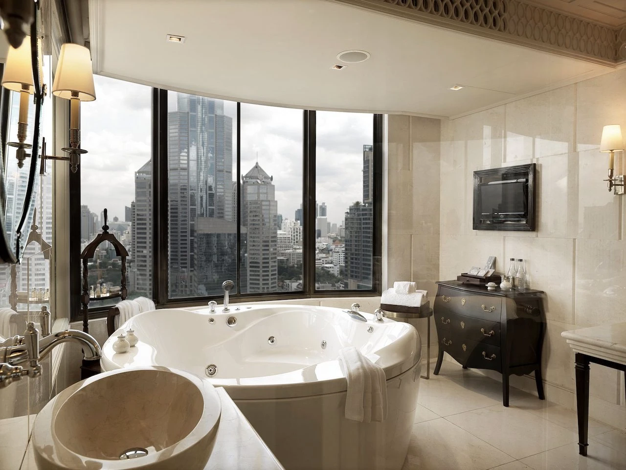 jacuzzi in paranim penthouse at hotel muse in bangkok