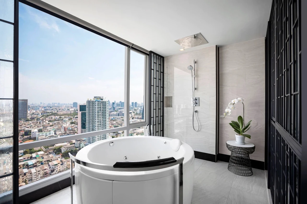 jacuzzi in vice presidential suite in bangkok marriott hotel the surawongse