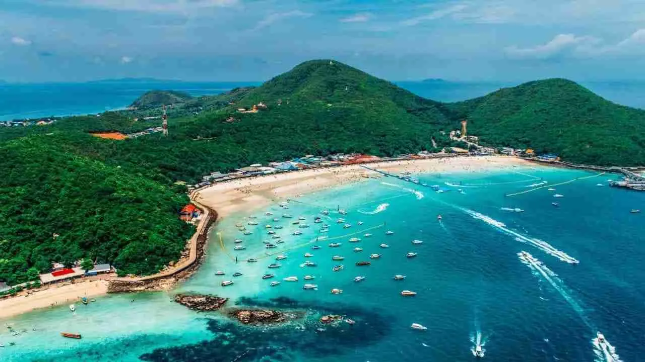 boats coming on and off Koh Larn Island