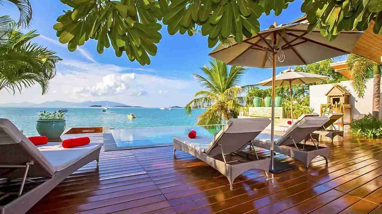 luxury beach villa in Koh Samui with beachfront pool