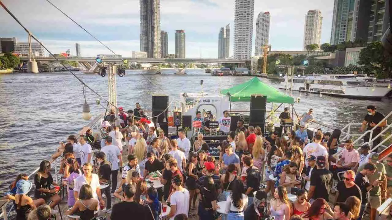 luxury boat party in Bangkok on the Chao Phraya