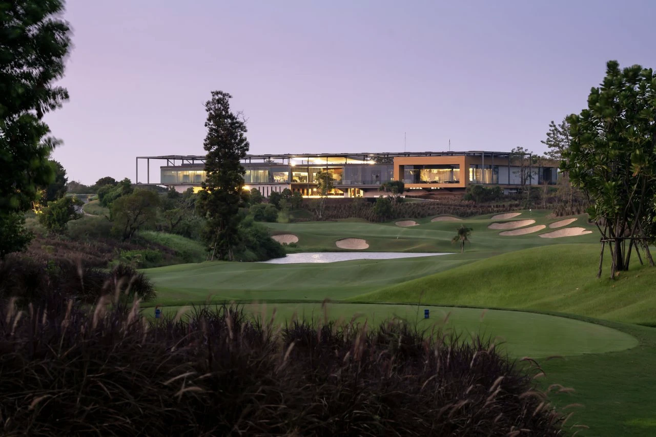 photo of the country club and golf course at nikanti golf course