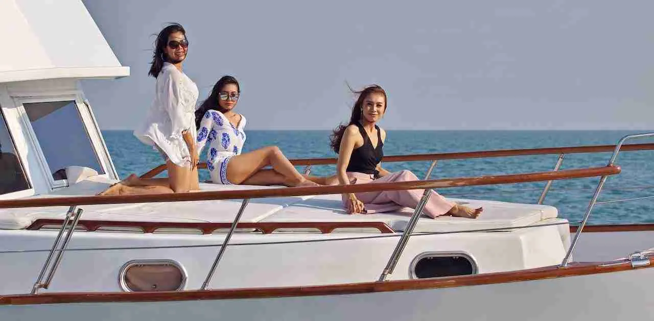 Thai girls doing a private yacht cruise in Pattaya