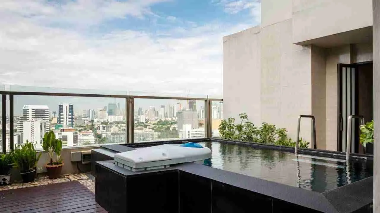 private pool with view over the city at Jasmine resort in Bangkok