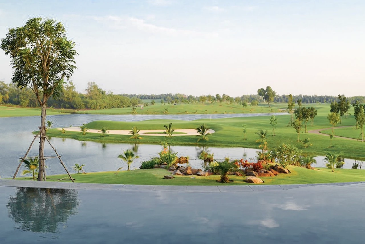 water obstacles at royal bang pa in golf club near bangkok