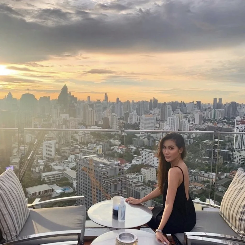 曼谷屋顶酒吧的泰国女导游