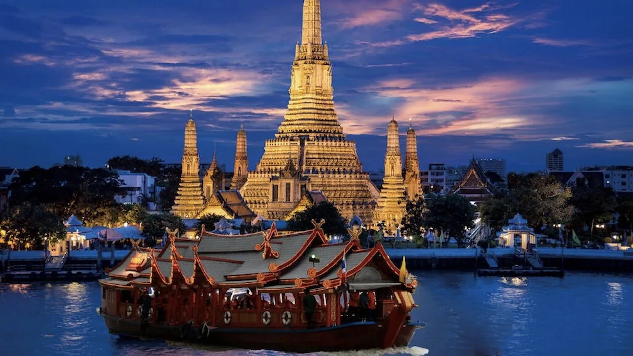 view of wan fah dinner cruie boat at night in bangkok