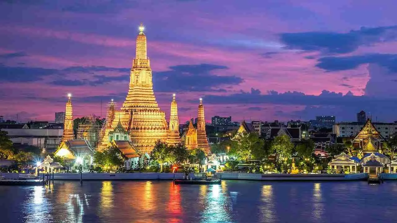 war arun temple in Bangkok during the sunset